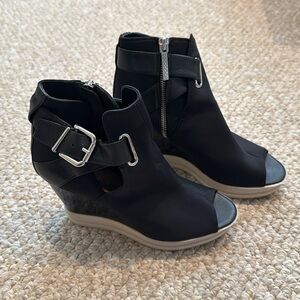 NWOT Donald J Pliner peep toe wedges